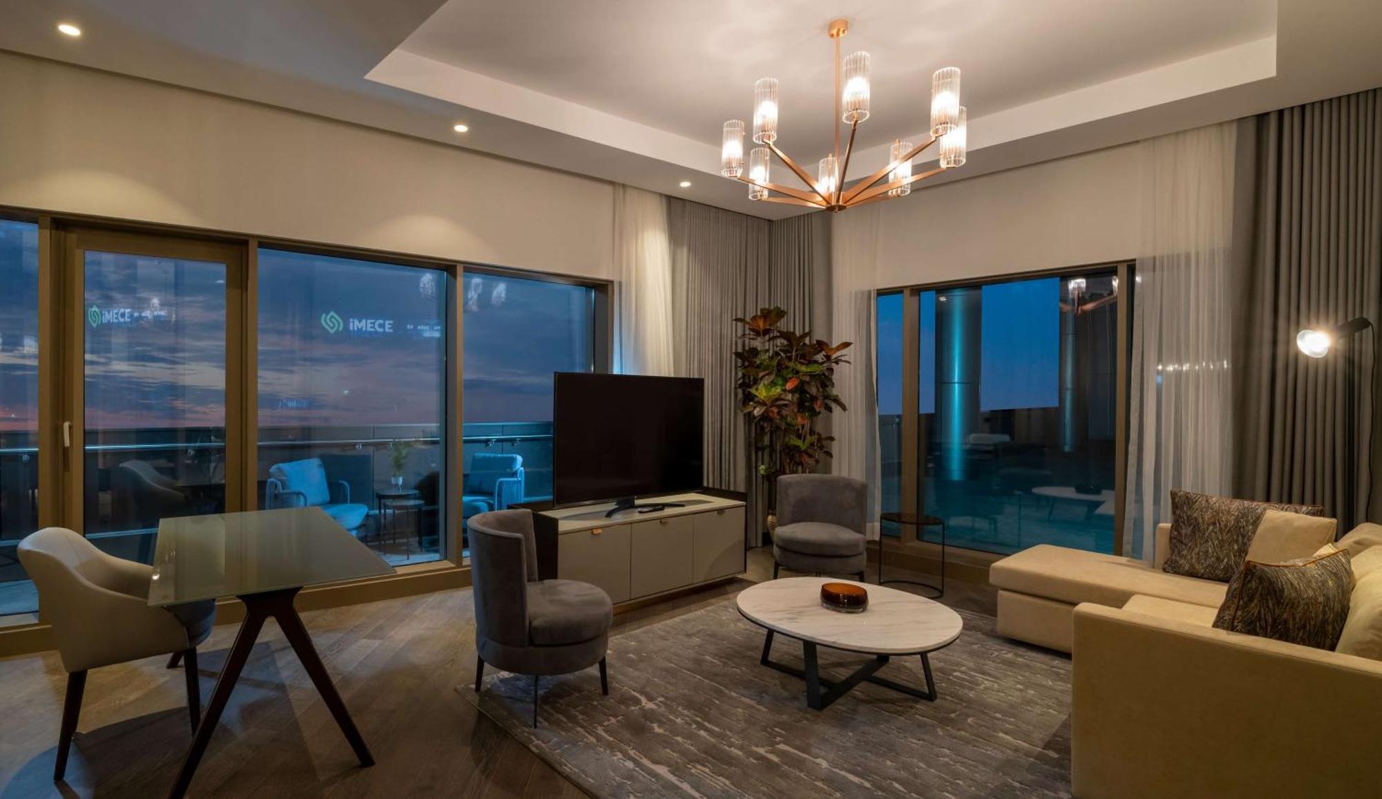 Hilton Mall Of Istanbul Exterior photo A living room in a suite at the Ritz-Carlton, DIFC